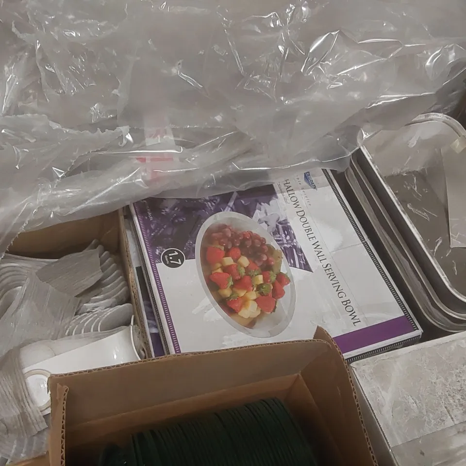 PALLET CONTAINING A VERY LARGE QUANTITY OF ASSORTED CATERING PRODUCTS INCLUDING: VOLLRATH SHALLOW DOUBLE WALL SERVING BOWLS, TRUYS SMALL DISHES, UTOPIA PLATES, OVAL FOOD DISPLAY BOARD ECT