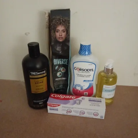 APPROXIMATELY 10 ASSORTED HEALTH & BEAUTY PRODUCTS TO INCLUDE TRESEMME SHINE SHAMPOO, CORSODYL COOL MINT, COLGATE TOOTHPASTE, ETC - COLLECTION ONLY
