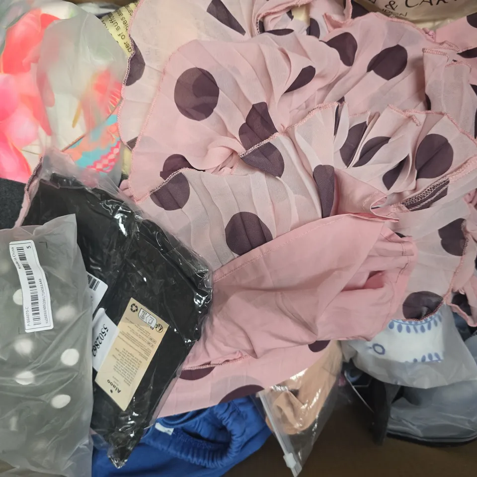 APPROXIMATELY 20 ASSORTED CLOTHING AND FASHION PRODUCTS IN VARIOUS STYLES AND SIZES - COLLECTION ONLY