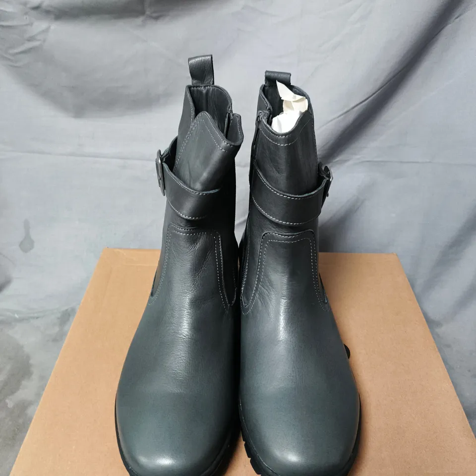 BOXED PAIR OF ADESSO LEATHER ANKLE BOOT WITH BUCKLE STRAP – GREY, WOMEN'S - SIZE 40