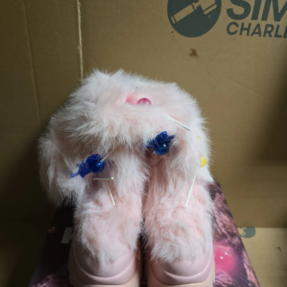 BOXED PAIR OF KOI HAIRY LOLLIPOP SNOW BOOTS - UK SIZE 5