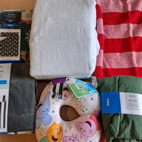 LOT OF APPROXIMATELY 10 ASSORTED BEDDING AND SOFT FURNISHING ITEMS