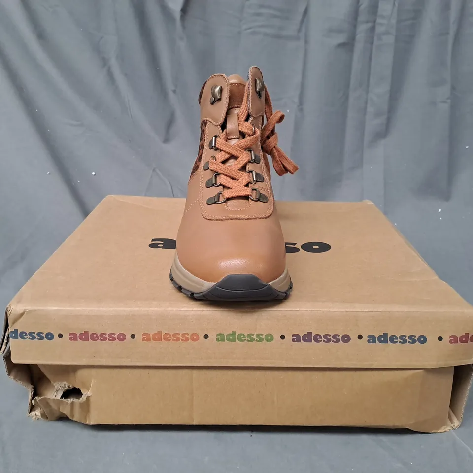 BOXED PAIR OF ADESSO BOOTS IN TAN/ANIMAL PRINT COLOUR SIZE 5