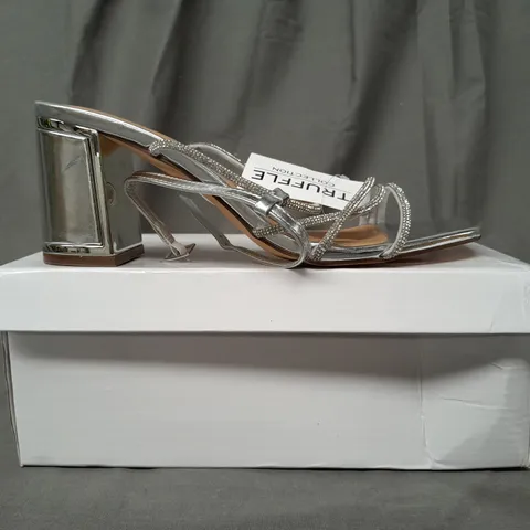 BOXED PAIR OF TRUFFLE COLLECTION OPEN TOE STRAPPY BLOCK HEEL SANDALS IN METALLIC SILVER W. JEWEL EFFECT SIZE 6