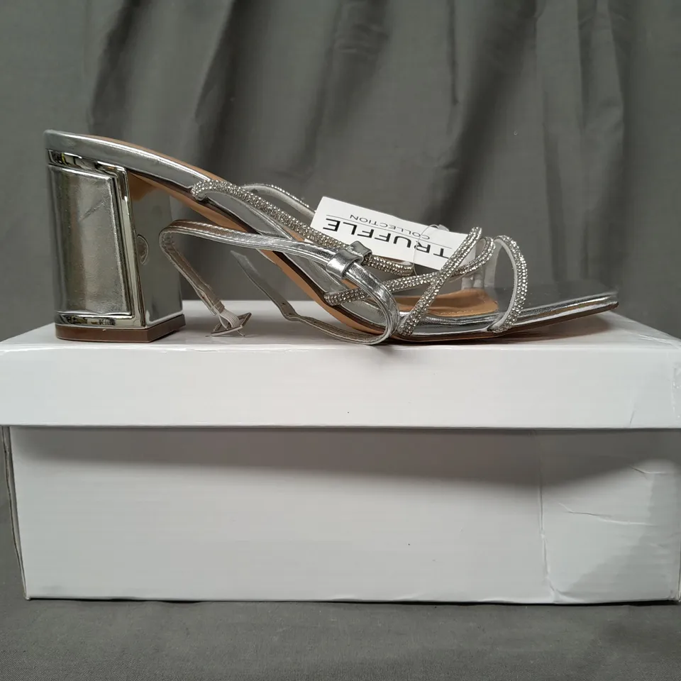 BOXED PAIR OF TRUFFLE COLLECTION OPEN TOE STRAPPY BLOCK HEEL SANDALS IN METALLIC SILVER W. JEWEL EFFECT SIZE 6