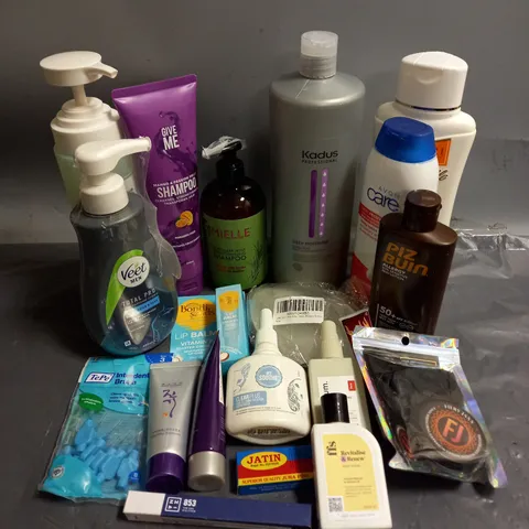 APPROXIMATELY 20 ASSORTED COSMETIC PRODUCTS TO INCLUDE - MINA 853 THE 24H EYE STICK - FFS BODY SCRUB - KADUS DEEP MOISTURE SHAMPOO - ETC