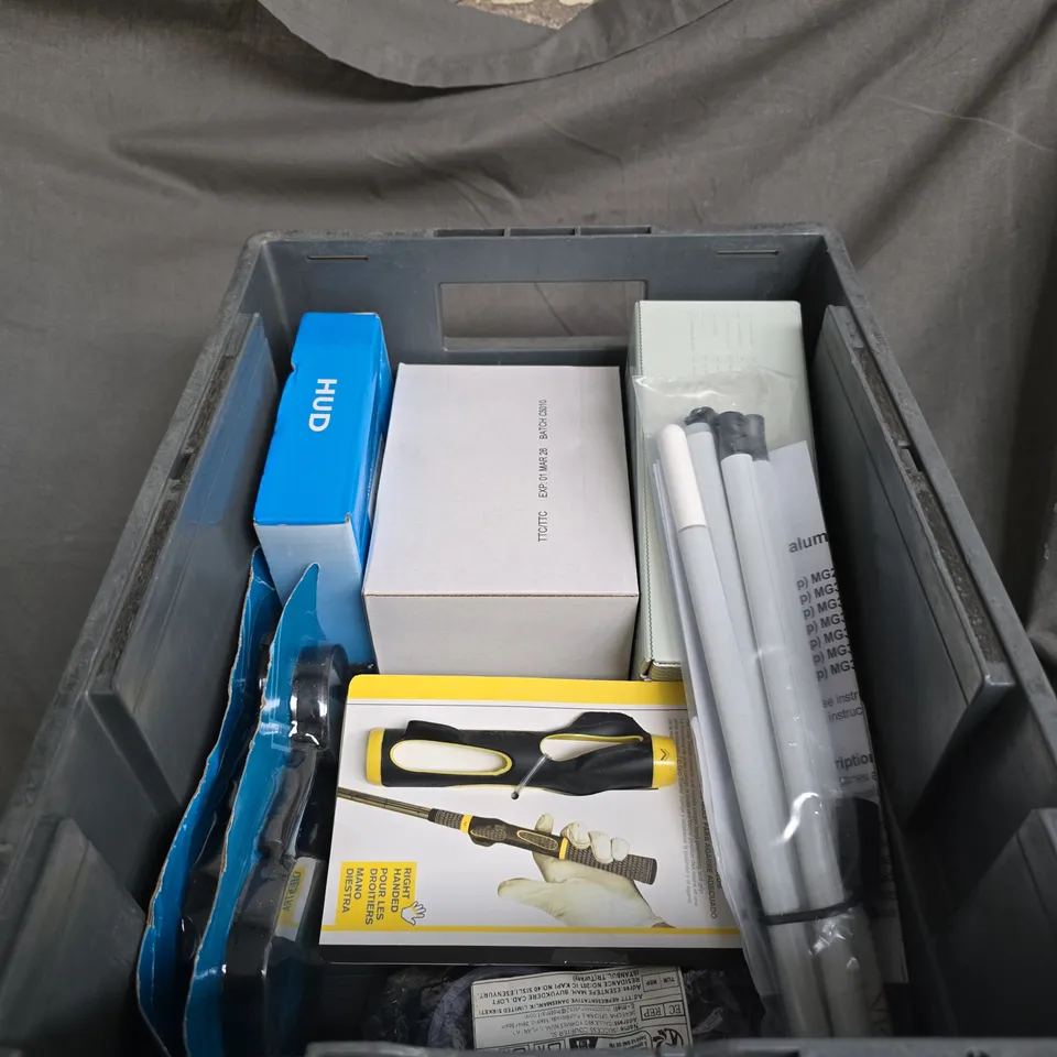 APPROXIMATELY 10 ITEMS OF ASSORTED DIY TOOLS & ACCESSORIES .