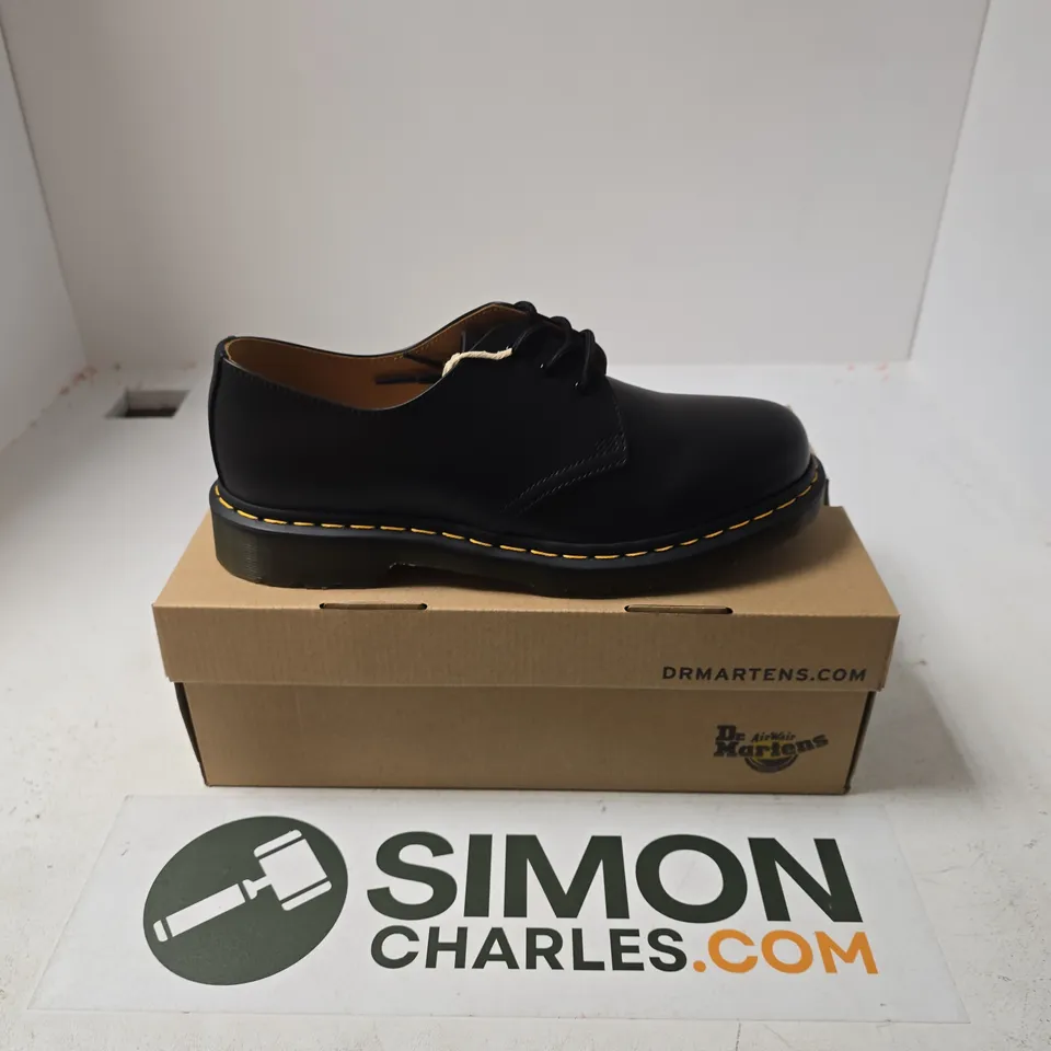 BOXED PAIR OF DR. MARTENS ICONS SHOES IN BLACK - UK 9