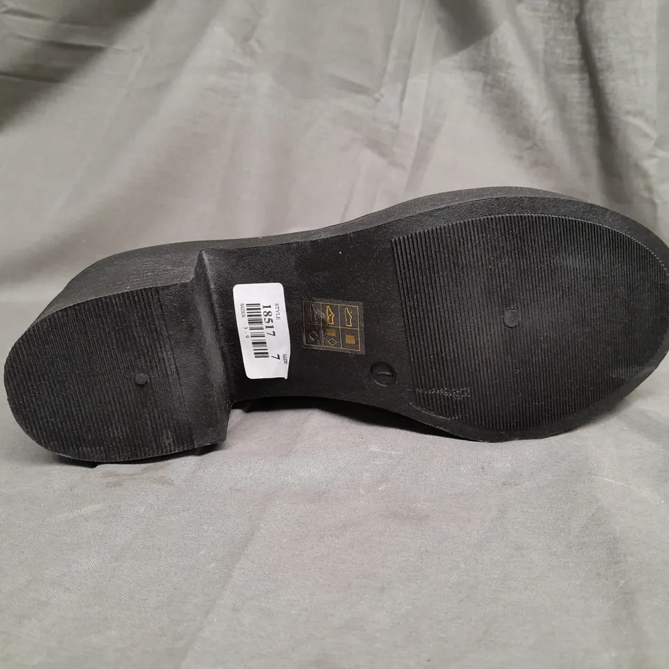 BOX OF APPROX 15 ASSORTED UNBRANDED BLACK HEEL SLIP ON BOOTS - SIZE 7