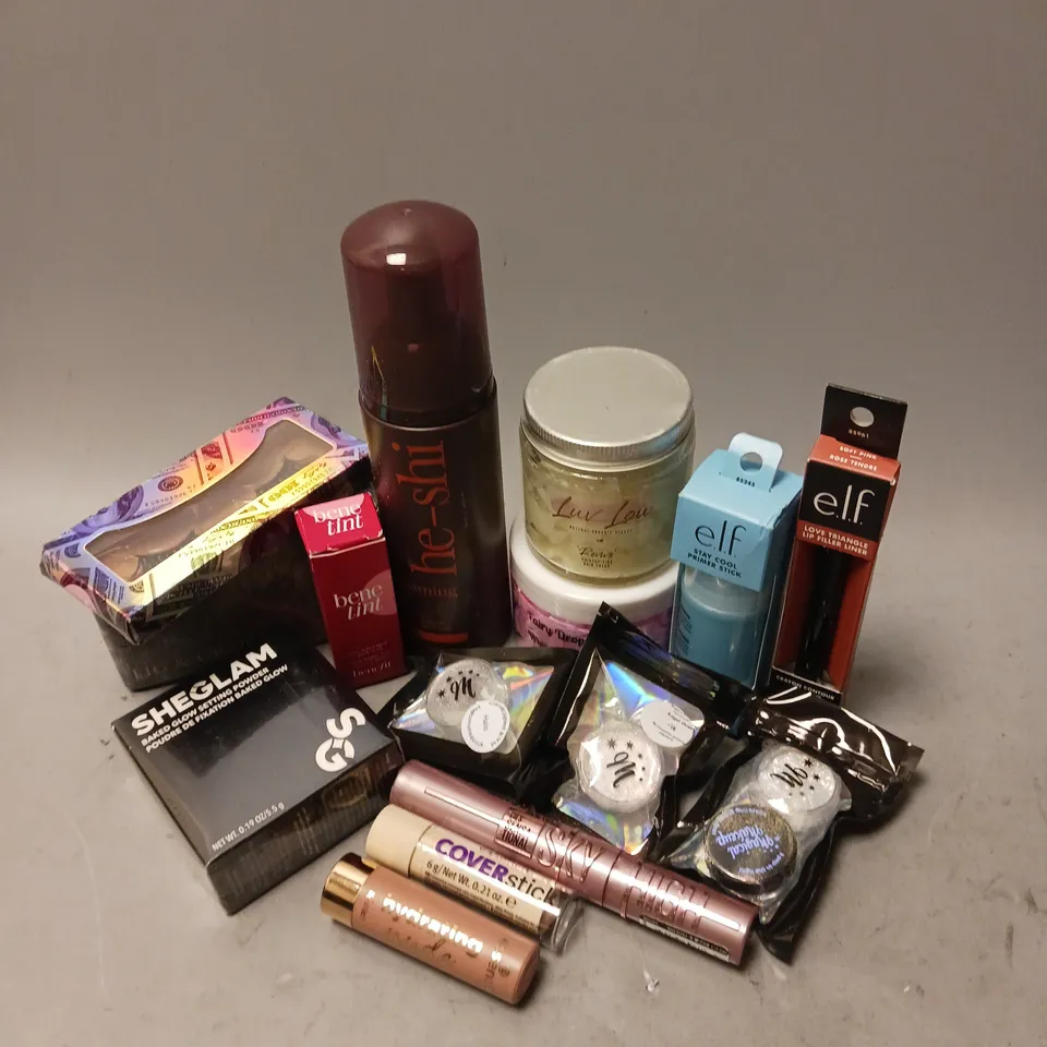 BOX OF APPROXIMATELY 15 COSMETIC ITEMS TO INCLUDE - ESSENCE COVER STICK - BENEFIT LIP & CHEEK STAIN - HE-SHI DARK TANNING MOUSSE - ETC