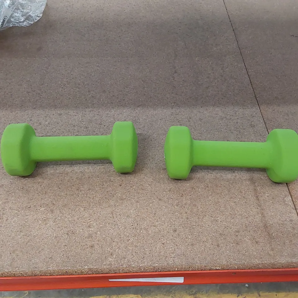BOXED SET OF 2 NEOPRENE DUMBELLS - GREEN // 2 X 2KG