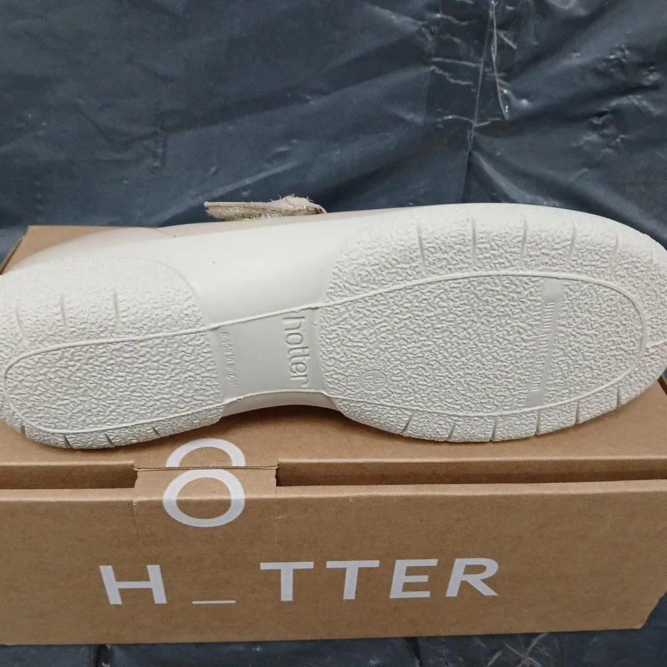 BOXED PAIR OF HOTTER SHAKE WIDE SHOES - UK SIZE 5.5