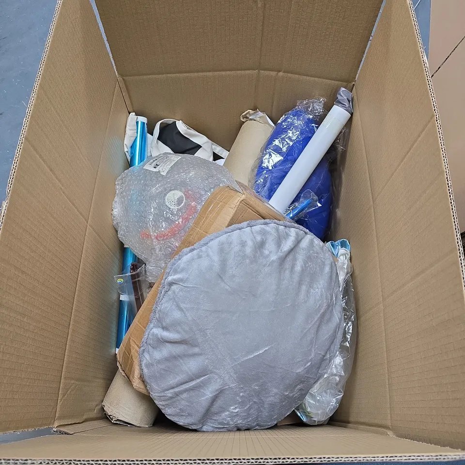 BOX OF APPROXIMATELY 15 ASSORTED HOUSEHOLD ITEMS INCLUDING STORAGE JARS , SOCK AID AND 5 PACK TERRY KITCHEN TOWEL