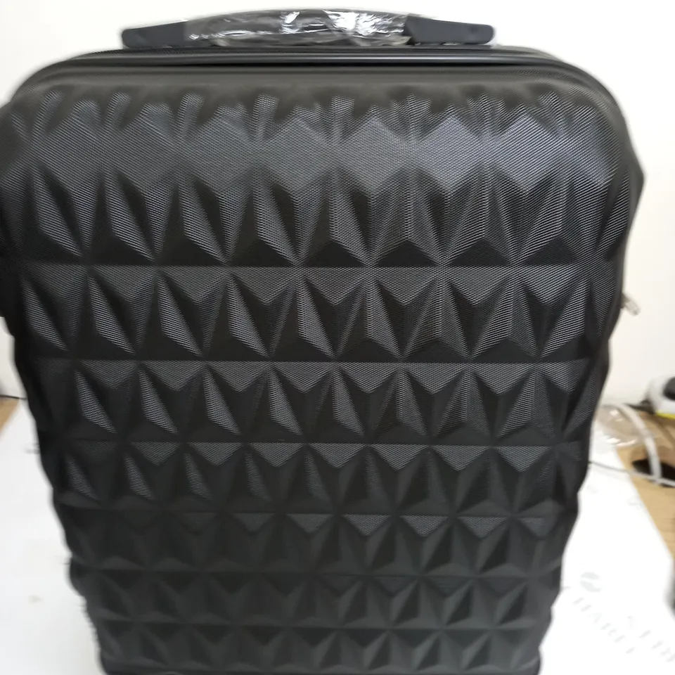 TEXTURED DESIGN TRAVEL CASE IN BLACK