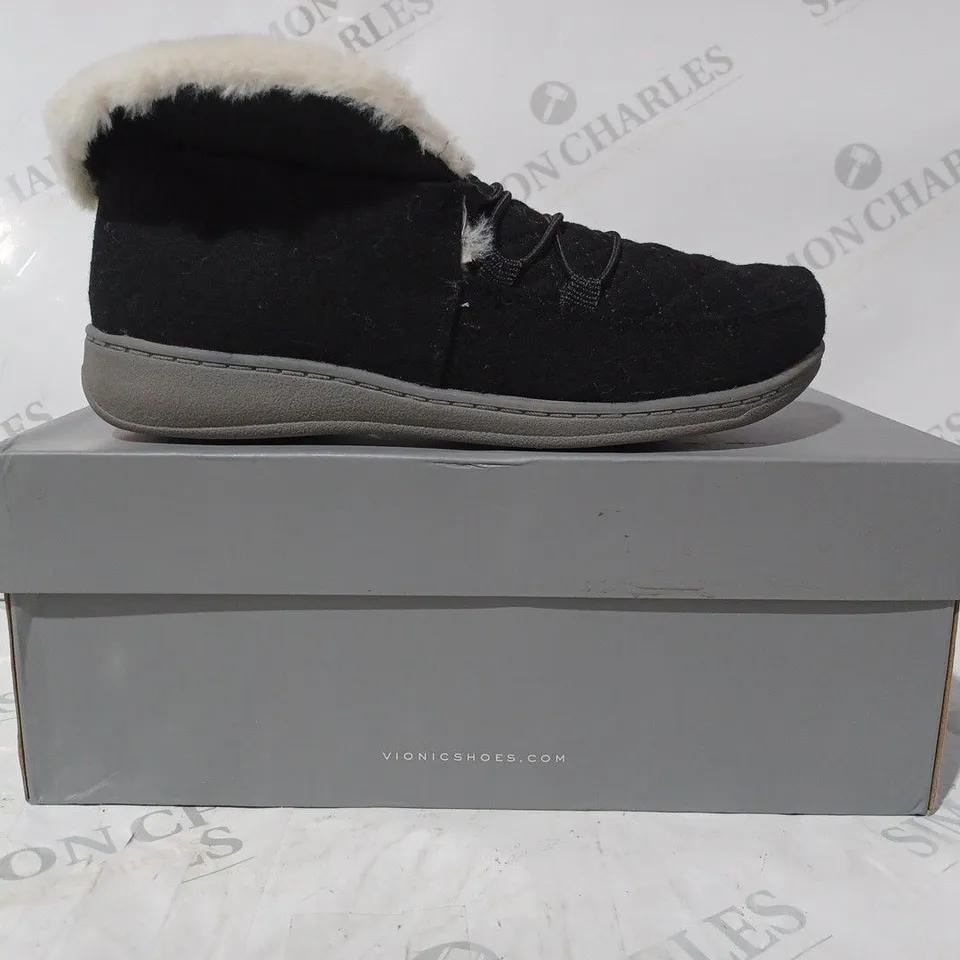 BOXED VIONIC BELIEVE SLIPPERS IN BLACK SIZE 5