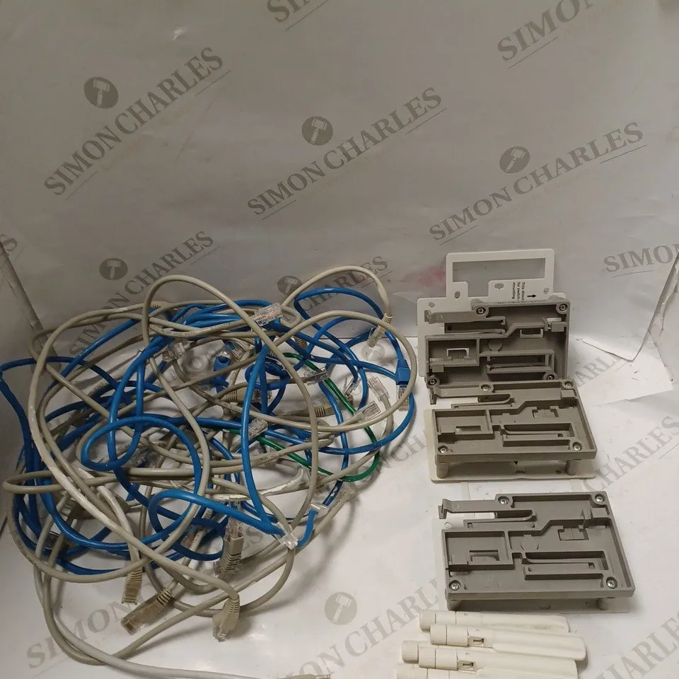 BOX OF APPROXIMATELY 15 ASSORTED COMPUTER & NETWORK PARTS TO INCLUDE NETWORK CABLES, SWITCH MOUNTING BRACKETS, ACCESS POINT ANTENNAS ETC 