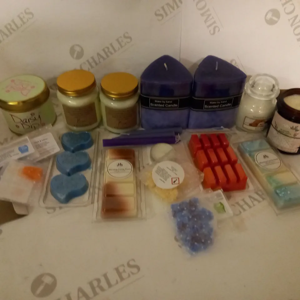 LOT OF APPROXIMATEY 15 CANDLES AND WAXBURNERS TO INCLUDE YANKEE CANDLE SOFTBLANKET, LILY FAME DAISY DIP CANDLE, COCONUT DREAMS WAX BURNER, ETC