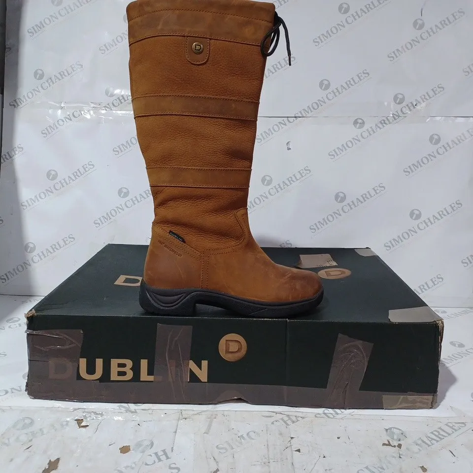 BOXED PAIR OF DUBLIN RIVER BOOTS WIDE IN BROWN UK SIZE 7