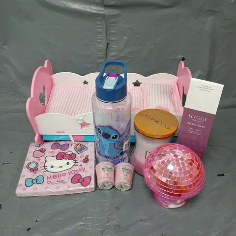 BOX OF APPROX 12 ASSORTED ITEMS TO INCLUDE - BABY DOLL CRADLE - ECOWIX CANDLE - STITCH WATER BOTTLE - ETC