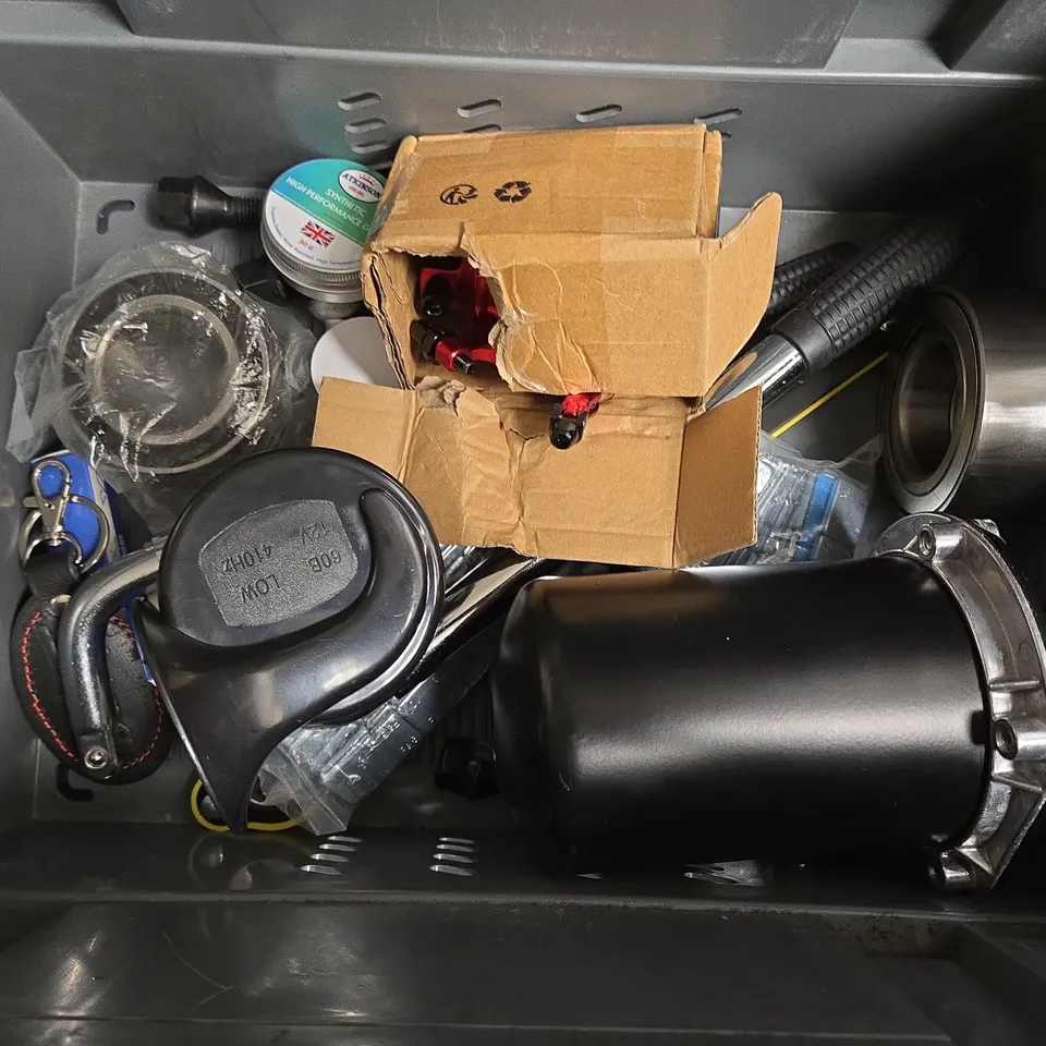 APPROXIMATELY 12 ASSORTED VEHICLE PARTS & ACCESSORIES TO INCLUDE LED BULBS, FUEL FILTER, HORN, ETC 