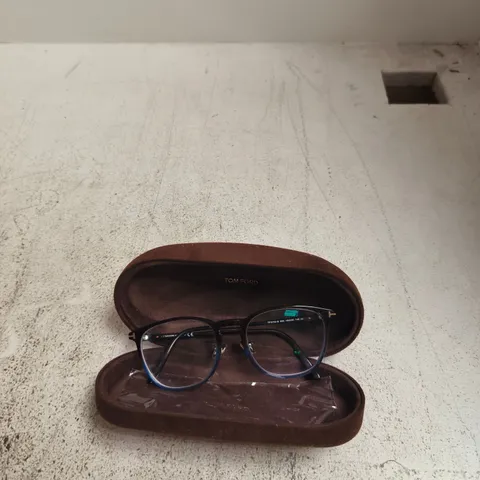 TOM FORD EYEWEAR WITH CASE (GLASSES IN CASE)