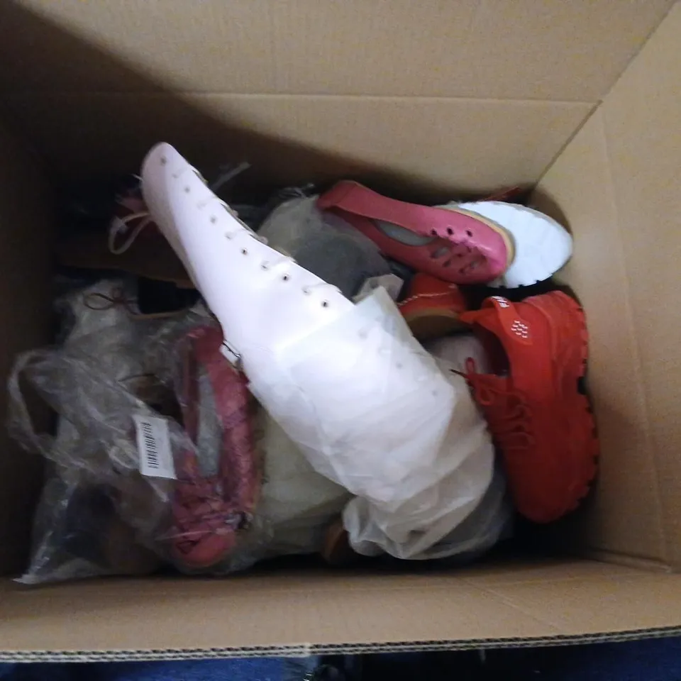 APPROXIMATELY 20 PAIRS OF ASSORTED FOOTWEAR
