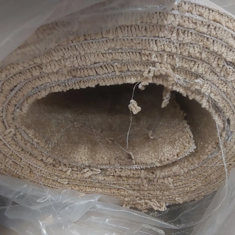 ROLL OF QUALITY EC AURA SAND DUNE CARPET - APPROXIMATELY 4.5 x 5m