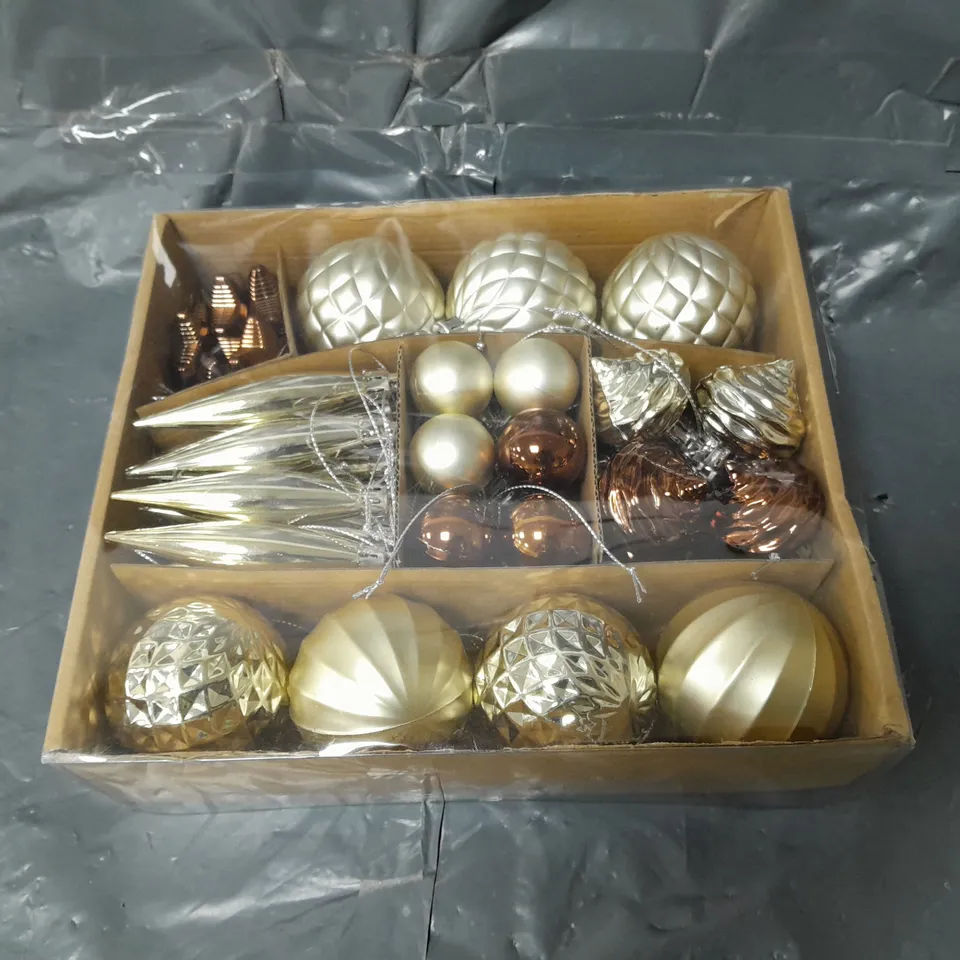 SET OF  47 CHRISTMAS BAUBLES 