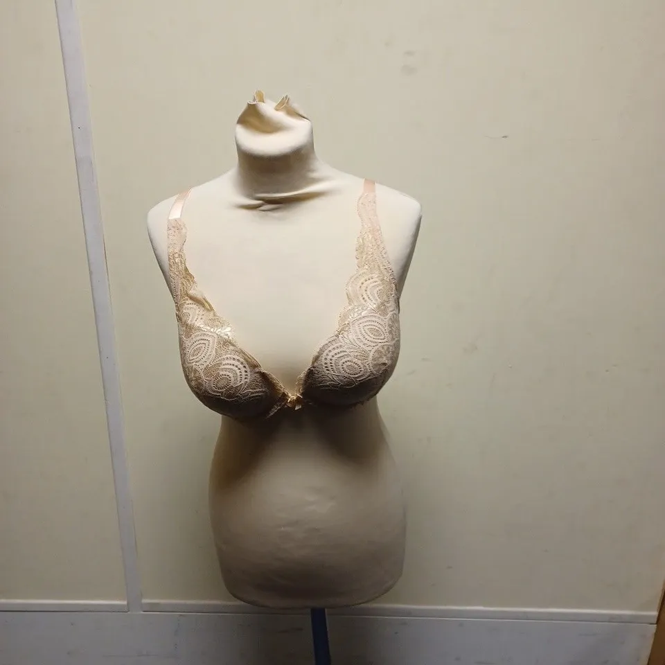 LOT OF 4 BRAS TO INCLUDE NIKE RIVAL PLUS SIZE BRA, VIX GOLD FINISH BURGENDY BRA, AND UK 34DD WONDERBRA ETC. 