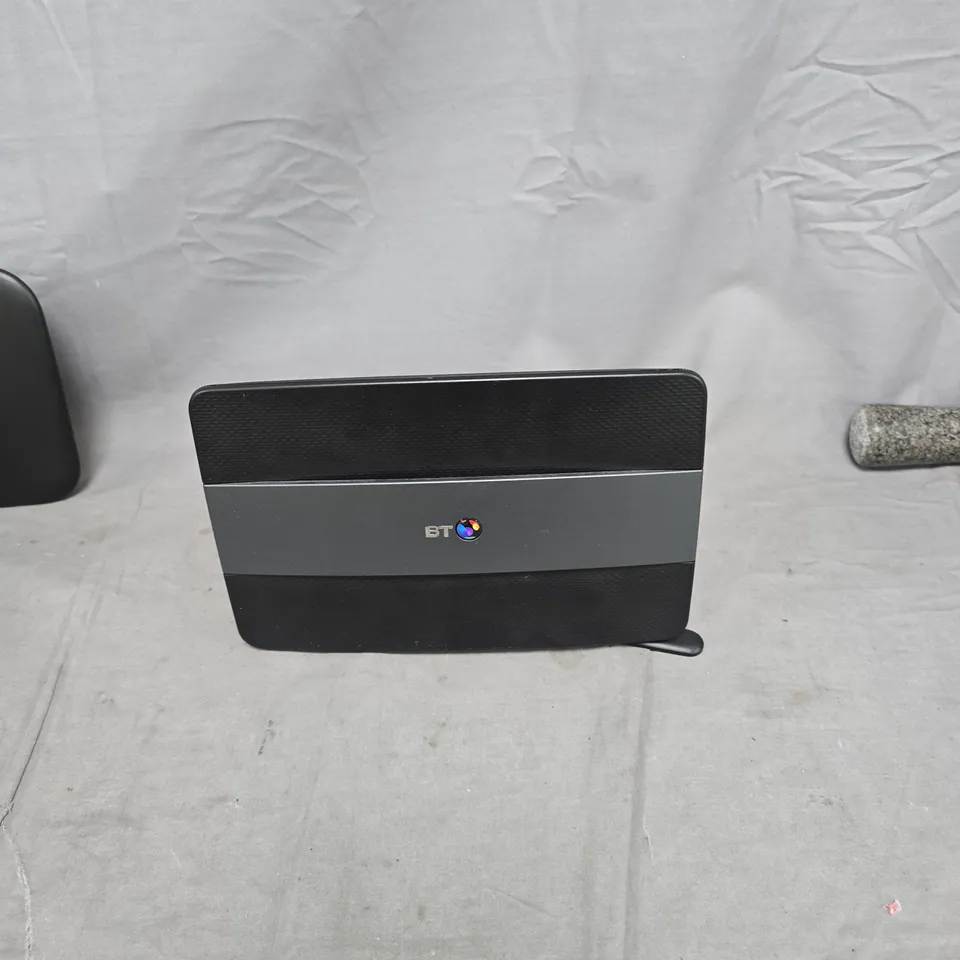 BOX OF APPROXIMATELY 15 HOUSEHOLD/BROADBAND ITEMS INCLUDING:2X BT ROUTERS AND EE ROUTER