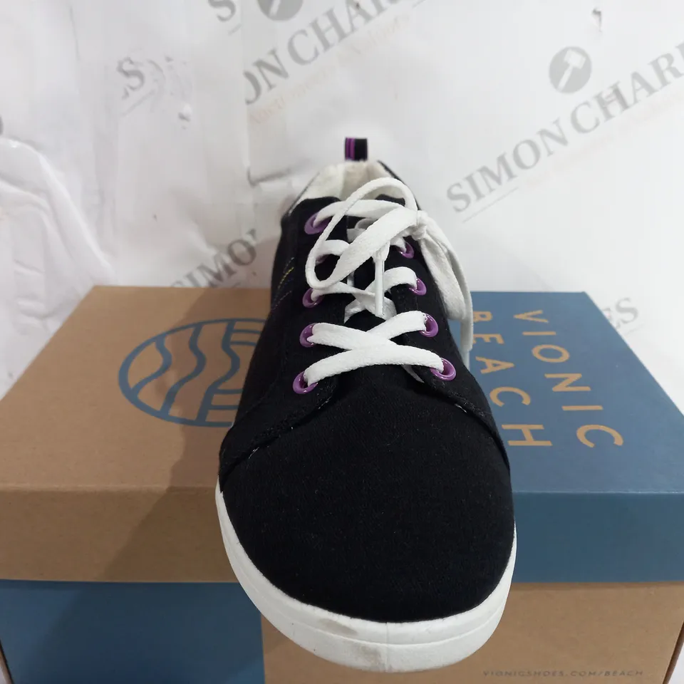 PAIR OF VIONIC BEACH LAG SHOES SIZE 7