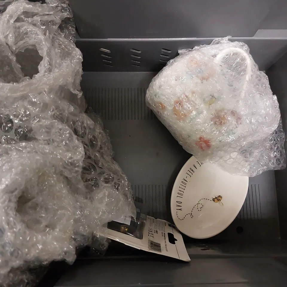 BOX OF APPROX 5 ITEMS TO INCLUDE M&S CHRISTMAS SIDE PLATES, CERAMIC CHRISTMAS DECORATION, COMMEMORATIVE JUGS 