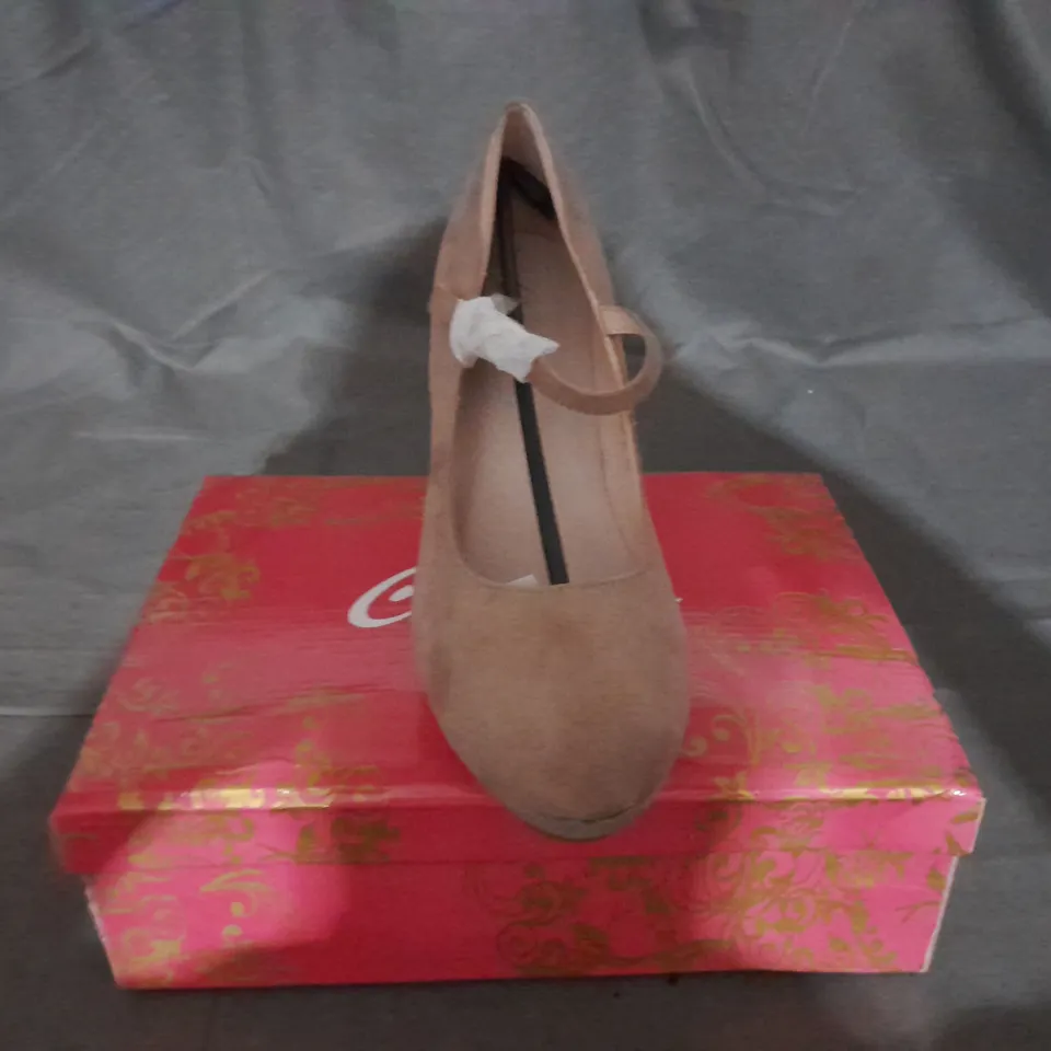 APPROXIMATELY 10 BOXED PAIR OF HEELED SHOES IN VARIOUS SIZES TO INCLUDE SIZE 40EU