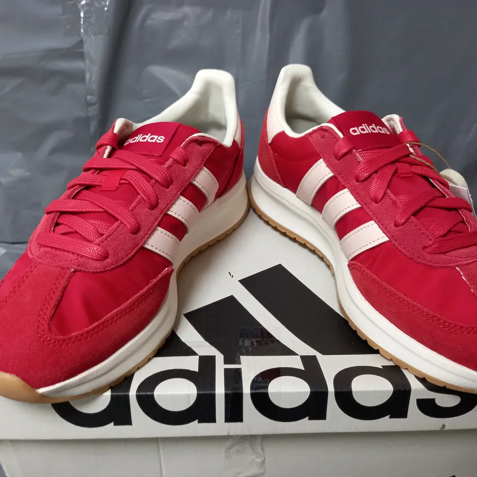 BOXED PAIR OF ADIDAS RUN 70s 2.0 TRAINERS IN RED/WHITE - UK 6