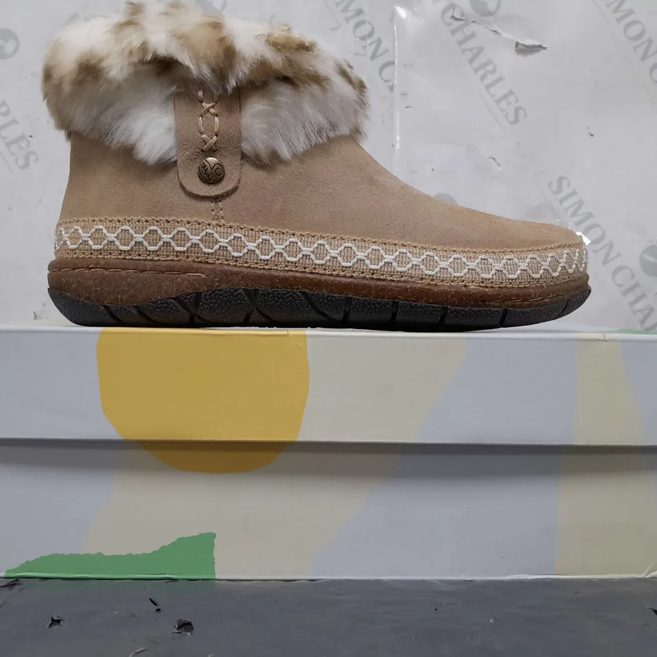 BOXED PAIR OF EARTH ORIGINALS EMMALYN BOOTIES IN BEIGE SIZE 5