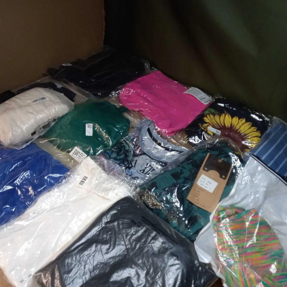 LOT OF APPROX 25 ASSORTED CLOTHING ITEMS VARYING IN SIZE/COLOUR/STYLE TO INCLUDE: TROUSERS, TOPS, DRESSES