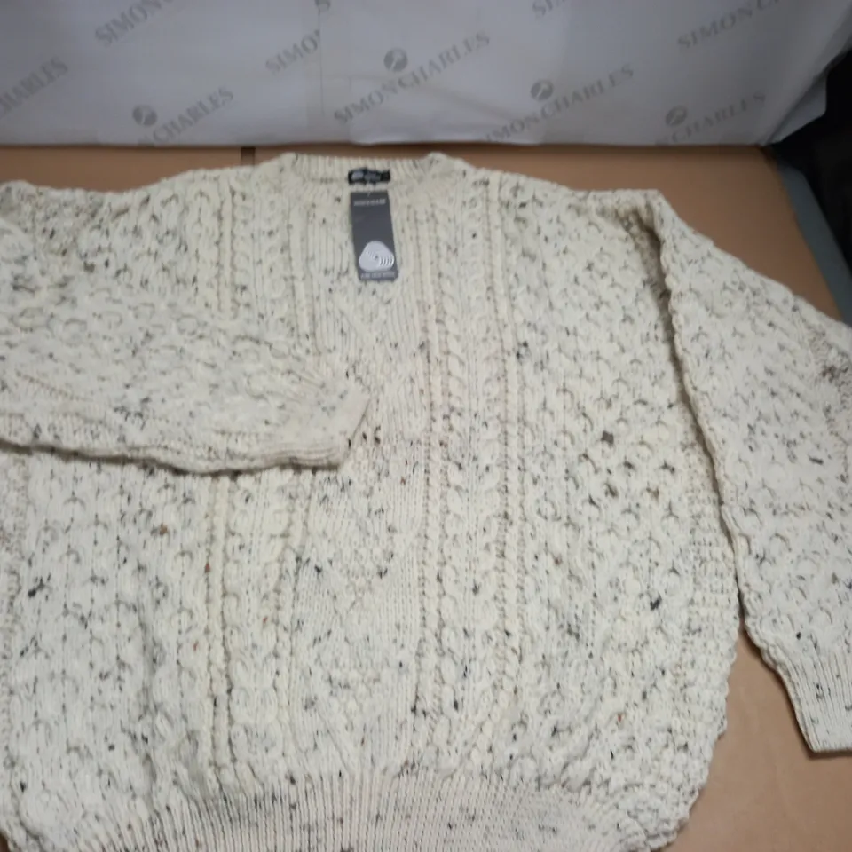 LOT OF 10 PURE NEW WOOL KNITTED CREW JUMPERS - ALL M