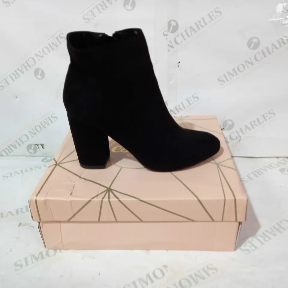 BOXED PAIR OF ESSEX GLAM FAUX SUEDE HEELED ANKLE HIGH SHOES IN BLACK UK SIZE 5