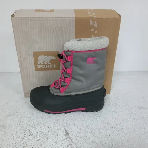 BOXED PAIR OF SOREL YOUTH CUMBERLAND 2 BOOTS IN LIGHT GREY/PINK - UK 4.5