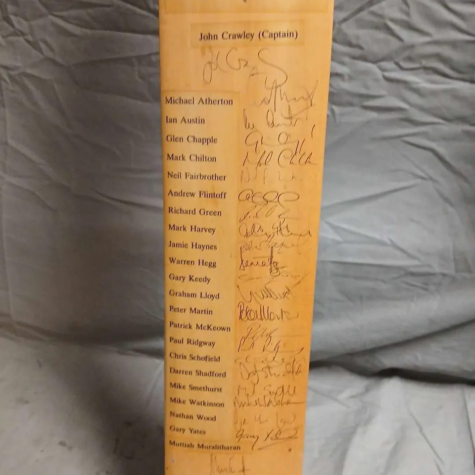 LANCASHIRE COUNTY CRICKET CLUB SIGNED CRICKET BAT – CAPTAIN JOHN CRAWLEY (TEAM AUTOGRAPHS)