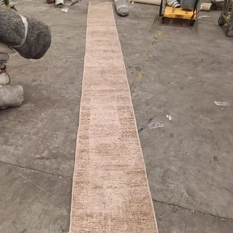 QUALITY DESIGN AREA RUG - APPROXIMATELY 586 cm x 54 cm