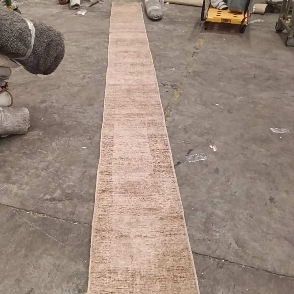QUALITY DESIGN AREA RUG - APPROXIMATELY 586 cm x 54 cm