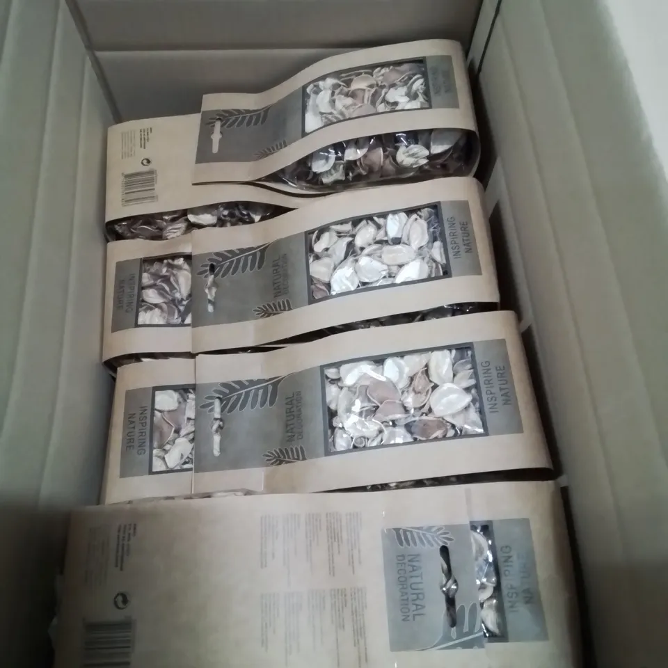 BOX CONTAINING APPROXIMATELY 40 BAGS OF NATURAL DECORATION "INSPIRING NATURE"