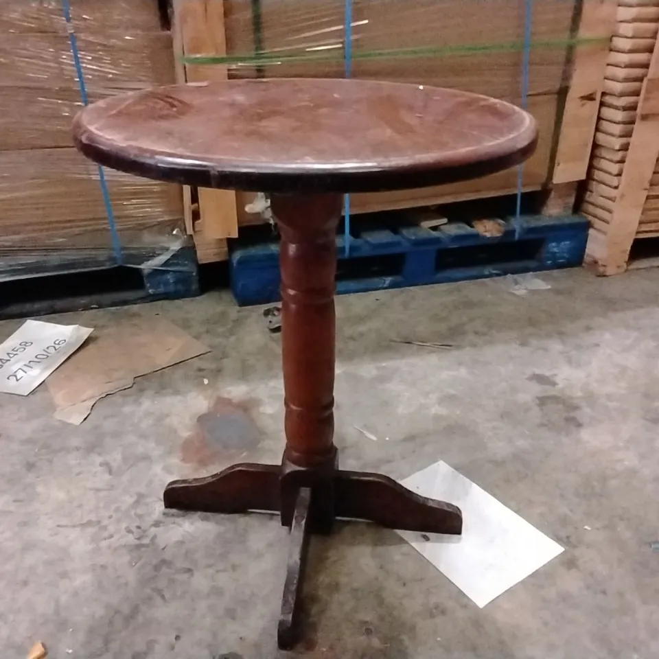 ROUND WOODEN PEDESTAL TABLE – ANTIQUE-STYLE