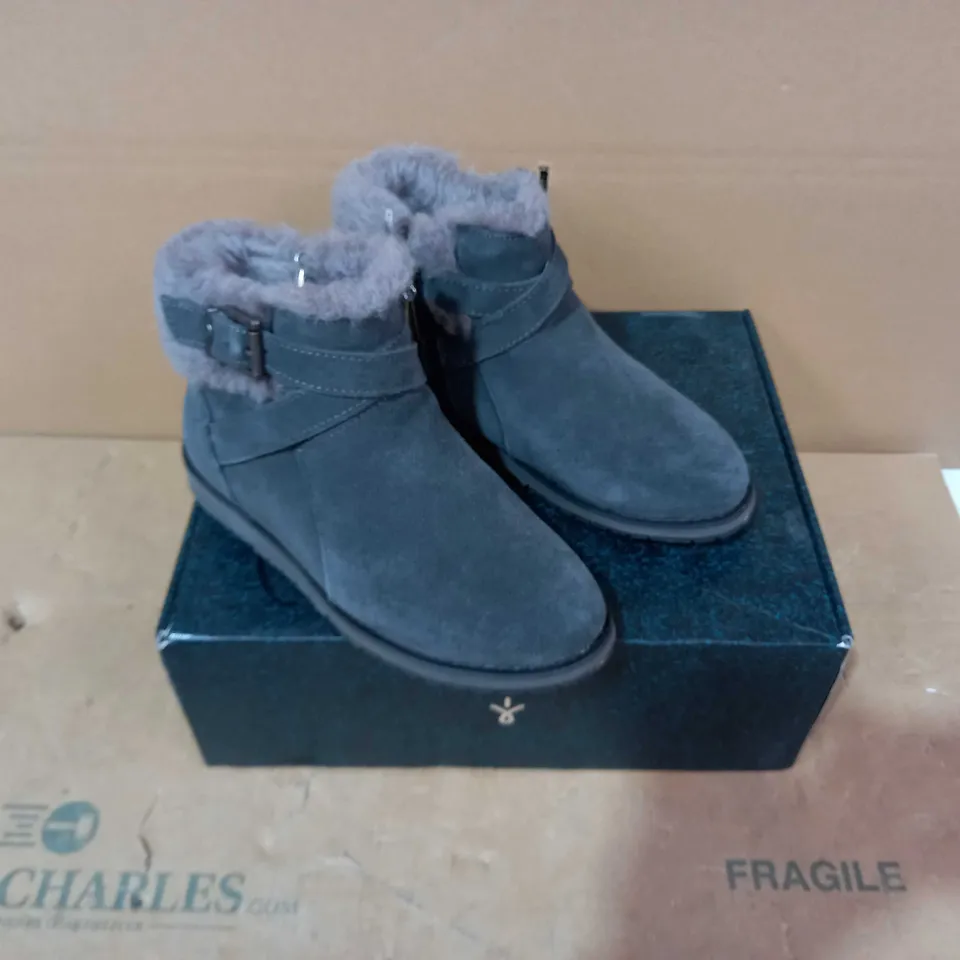 BOXED PAIR OF EMU AUSTRALIA BOOTS- SIZE 5