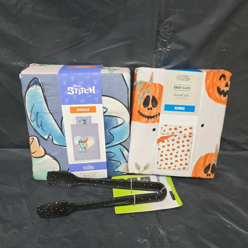 LARGE BOX OF ASSORTED HOMEWARE ITEMS TO INCLUDE ASSORTED DUVETS, KITCHEN TONGUES AND FLASKS