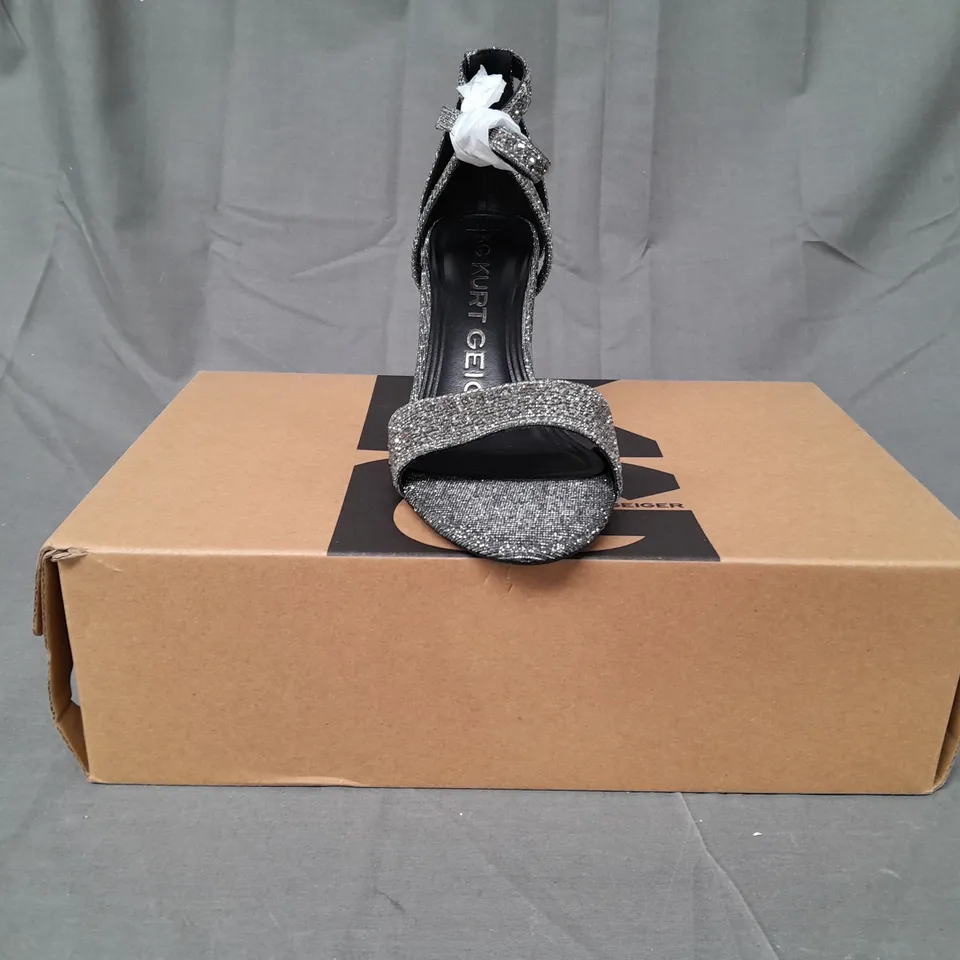 BOXED PAIR OF KURT GEIGER OPEN TOE BLOCK HEEL SANDALS IN METALLIC SILVER W. JEWEL EFFECT EU SIZE 37