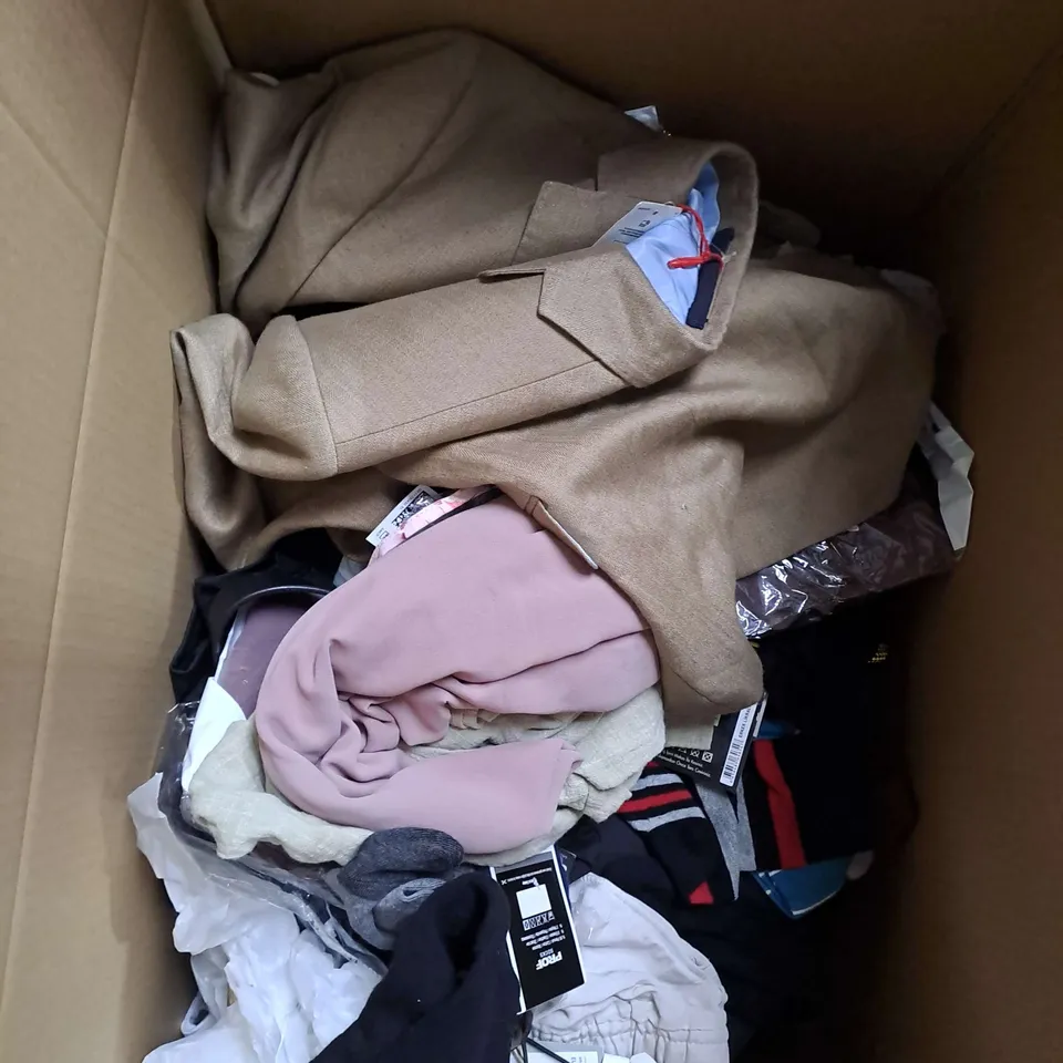 BOX OF APPROXIMATELY 25 ASSORTED CLOTHING ITEMS TO INCLUDE - DRESS, JUMPERS, SOCKS ETC