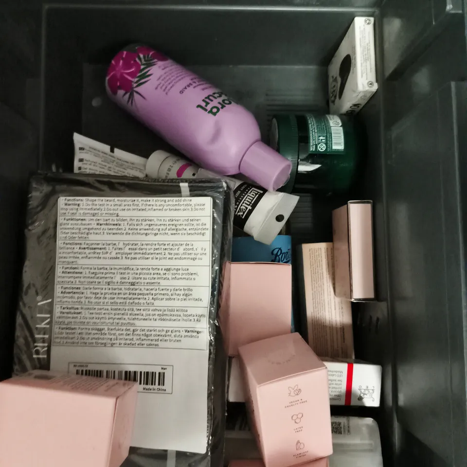 APPROXIMATELY 20 HEALTH AND BEAUTY PRODUCTS TO INCLUDE OH POLLY BLONDE HAIR PIECE, SOAP & GLORY BODY WASH AND SANCTUARY SPA BODY WASH