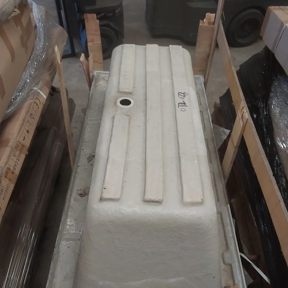 PALLET CONTAINING APPROXIMATELY 9x BATH TUBS